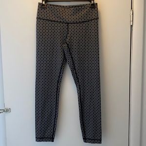 Lululemon Size 4 Black & Gray Cropped Leggings